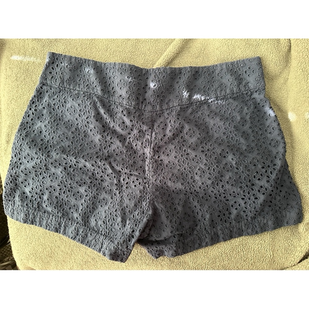 Lilly Pulitzer Makenna Navy Eyelet Shorts size 10 - Picture 3 of 5